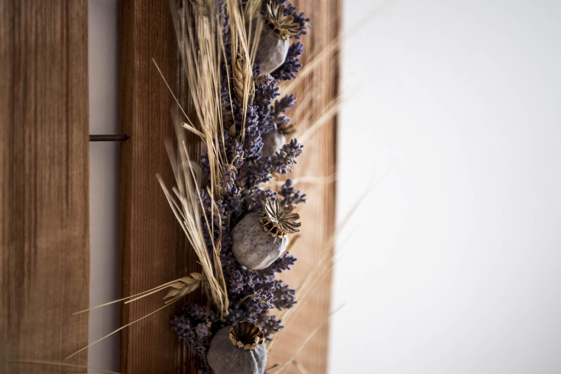Gesteck aus Lavendel, Mohn und Getreide